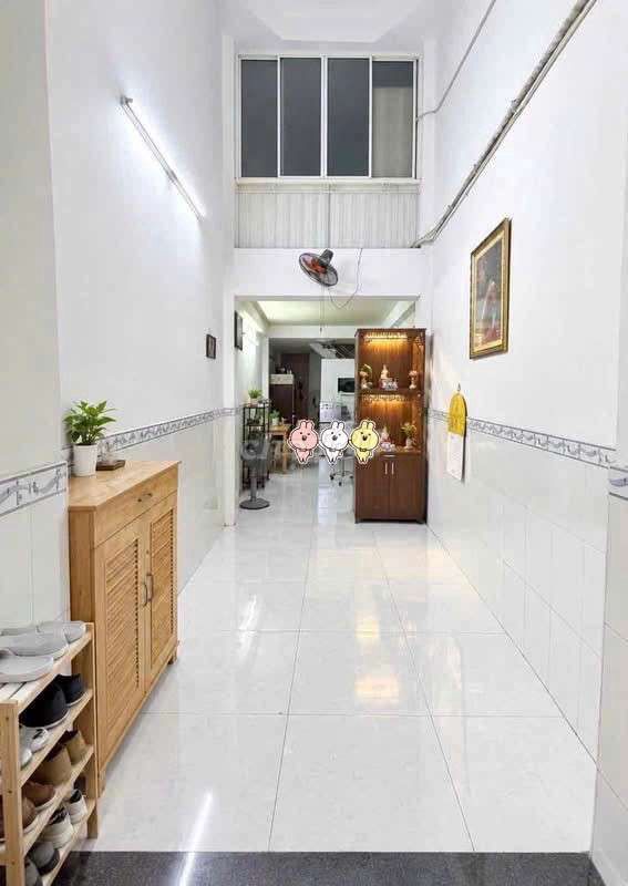 The auto-trails are full of L's. Two floors of sth. Three bedrooms versus cm.