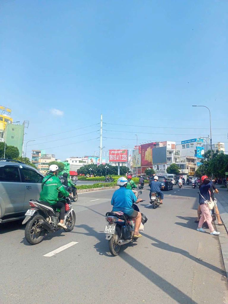 Mtkd Lê Đại Hành near the circle, across from Funky Park,