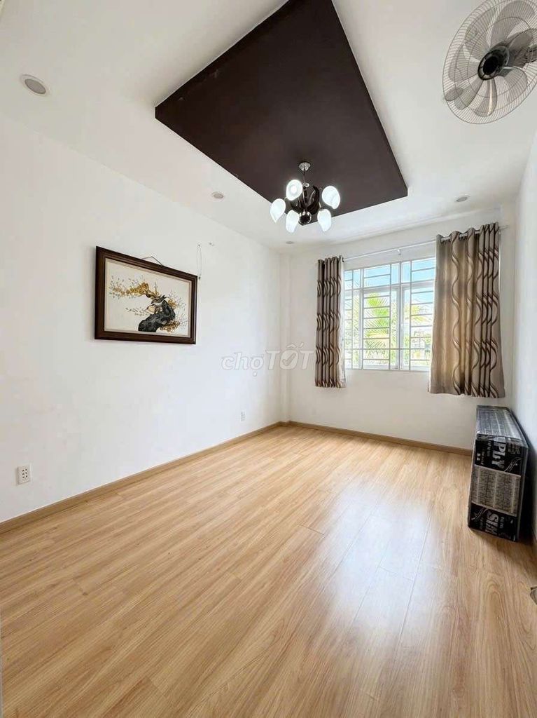 - Five-story-three bedrooms. - Four toilets. - Car alley. - 18 million.