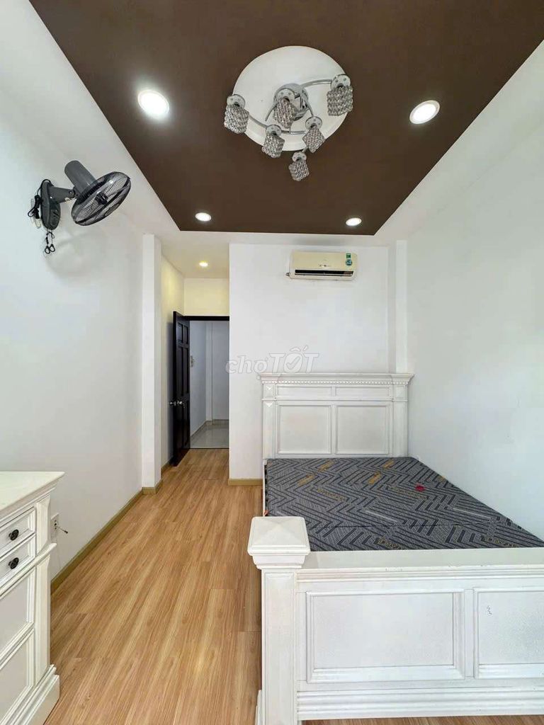 - Five-story-three bedrooms. - Four toilets. - Car alley. - 18 million.