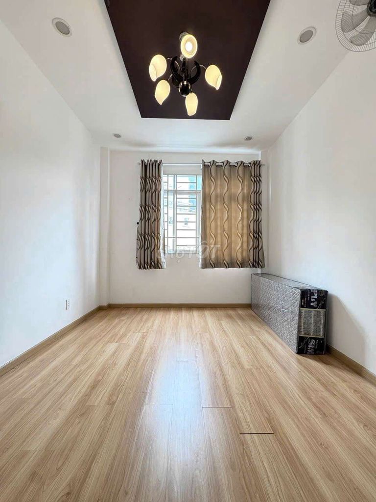 - Five-story-three bedrooms. - Four toilets. - Car alley. - 18 million.