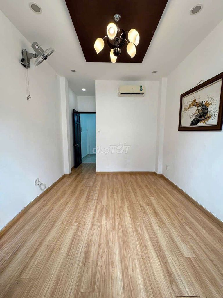 - Five-story-three bedrooms. - Four toilets. - Car alley. - 18 million.