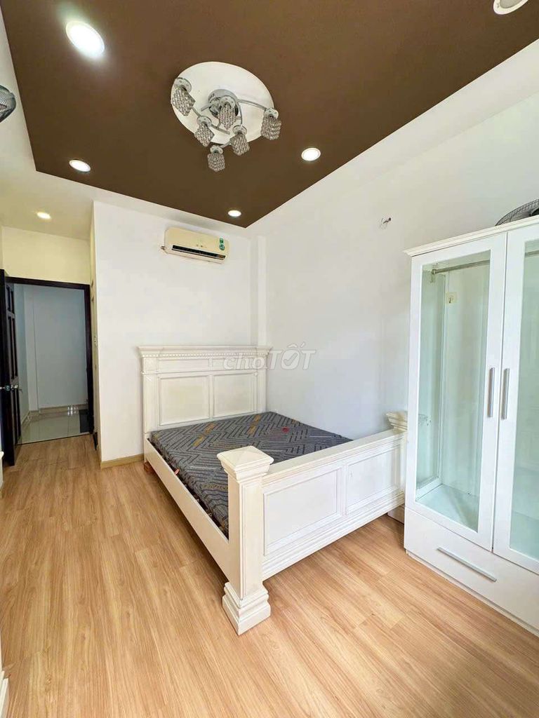 - Five-story-three bedrooms. - Four toilets. - Car alley. - 18 million.