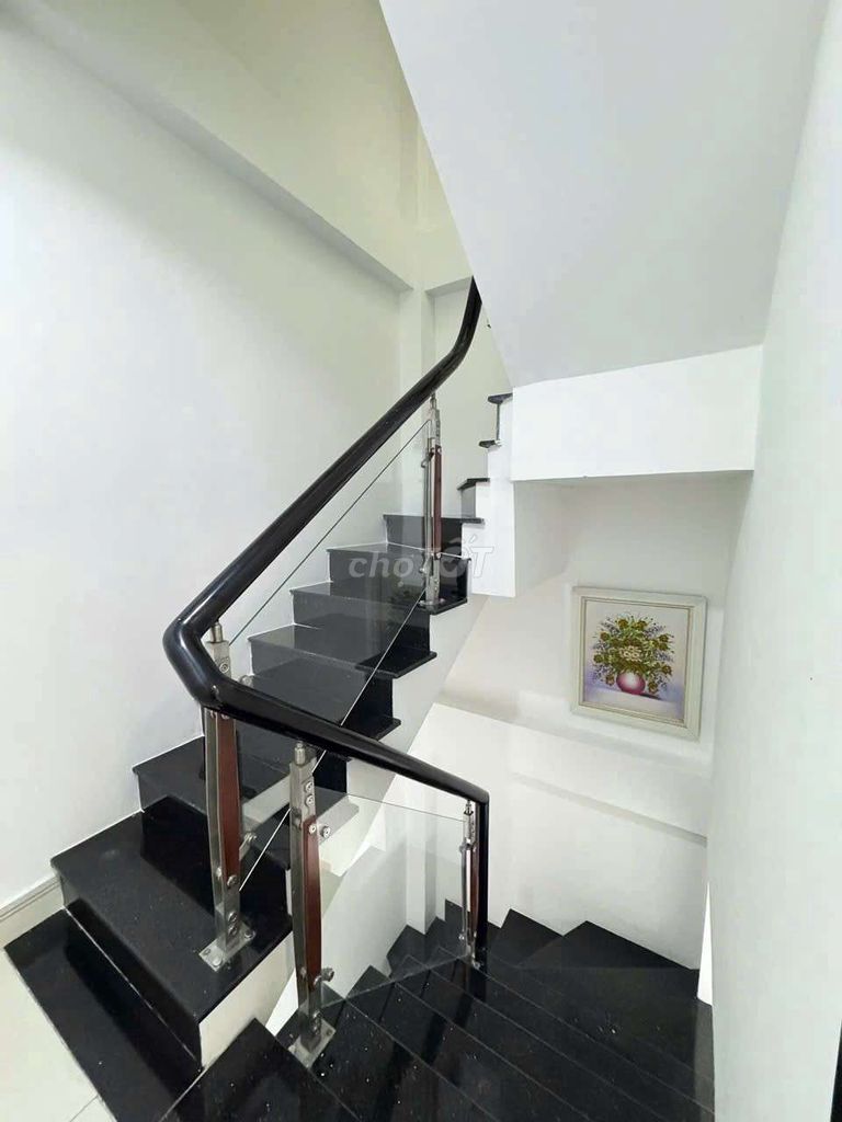 - Five-story-three bedrooms. - Four toilets. - Car alley. - 18 million.
