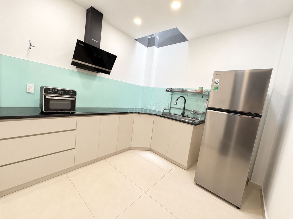 It's the owner who rents the entire three bedrooms -3 toilets -3 air machines