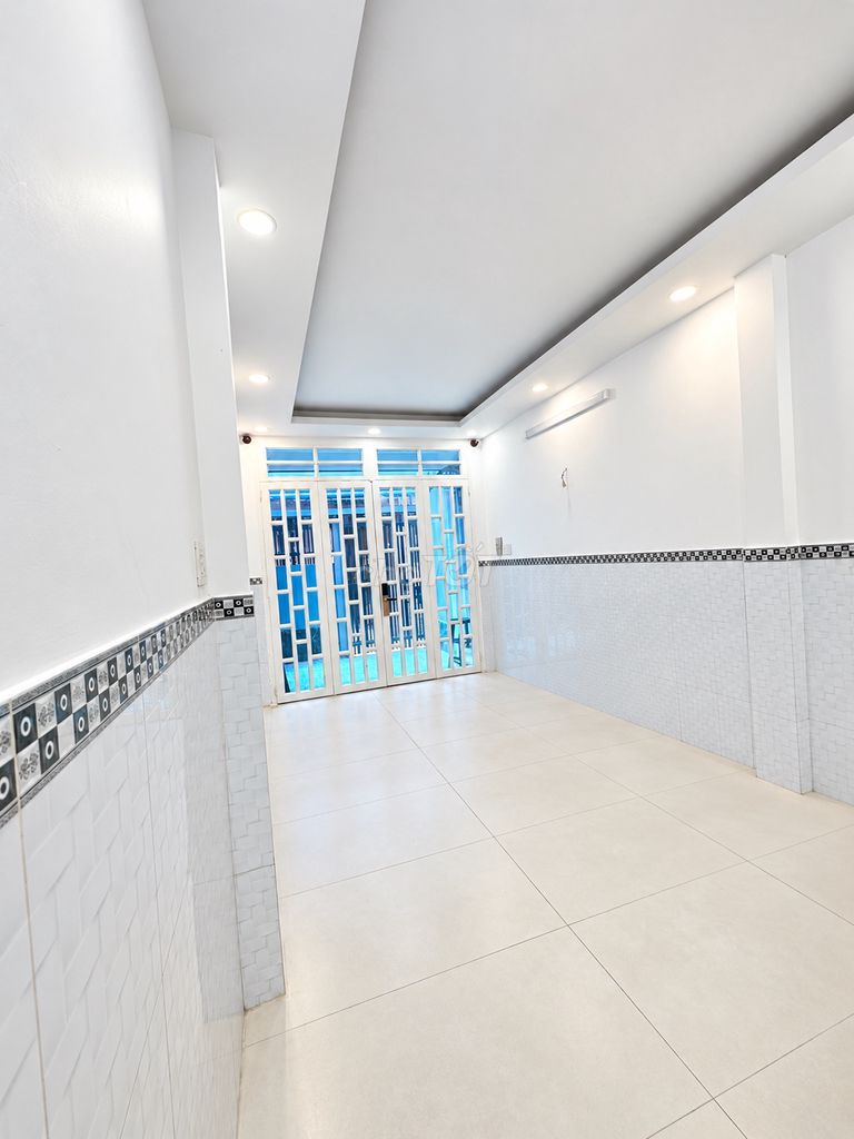 It's the owner who rents the entire three bedrooms -3 toilets -3 air machines
