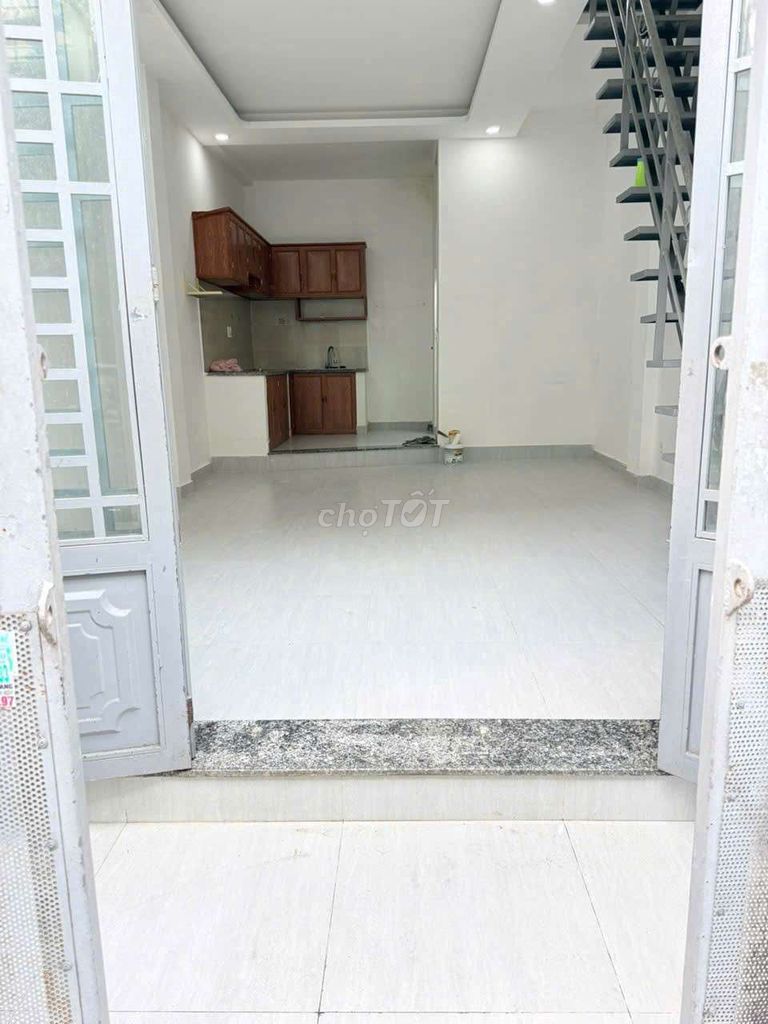 Rent a cash house 6.5 million. Two bedrooms. Two toilets.