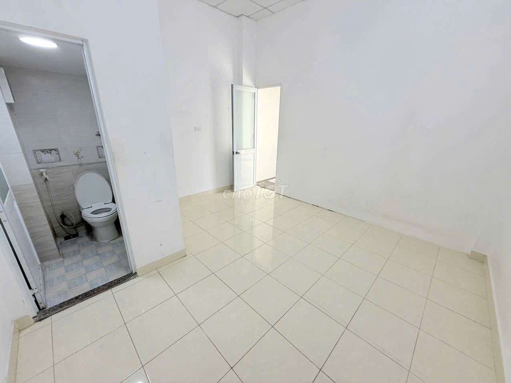 Rent a cash house 6.5 million. Two bedrooms. Two toilets.