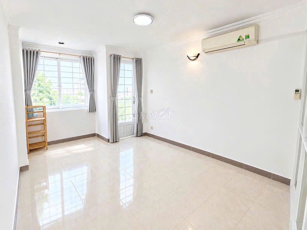 Rent two bedrooms. Three toilets.
