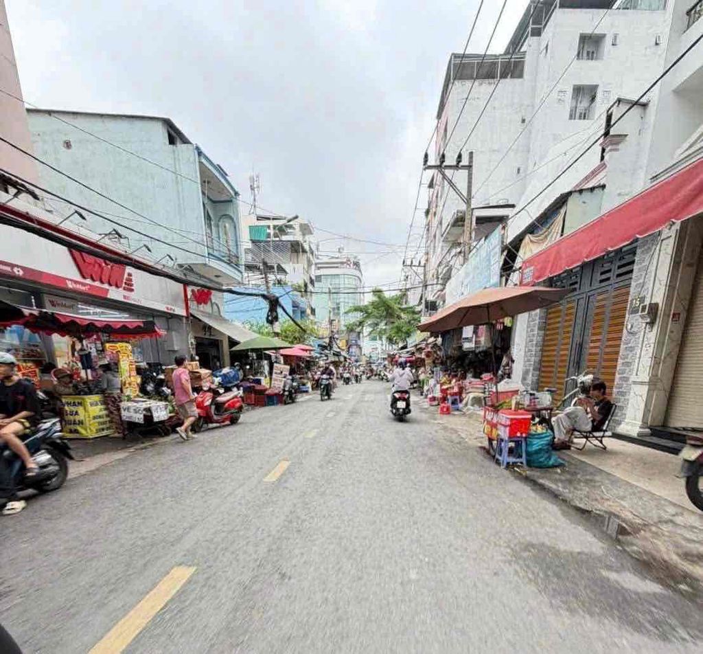 Rent 9 million nice clean houses, truck alleys at the Nguyễn Sơn night.