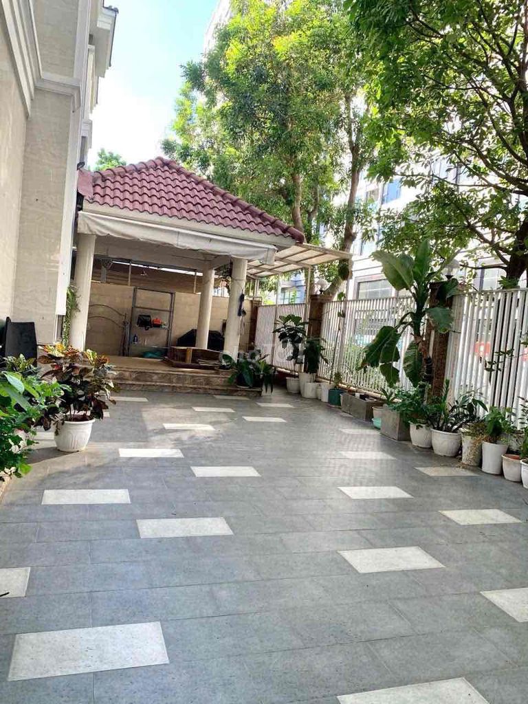 It's a shame to pass. The villa is a rich corner garden! 220 M2! Organisation