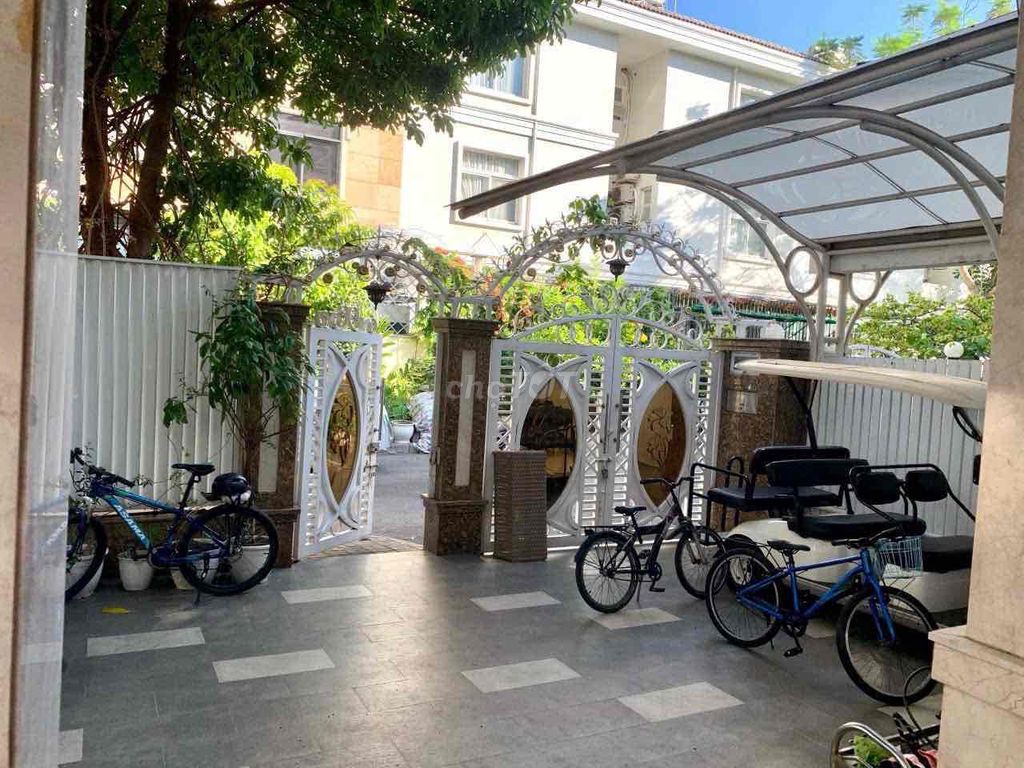 It's a shame to pass. The villa is a rich corner garden! 220 M2! Organisation