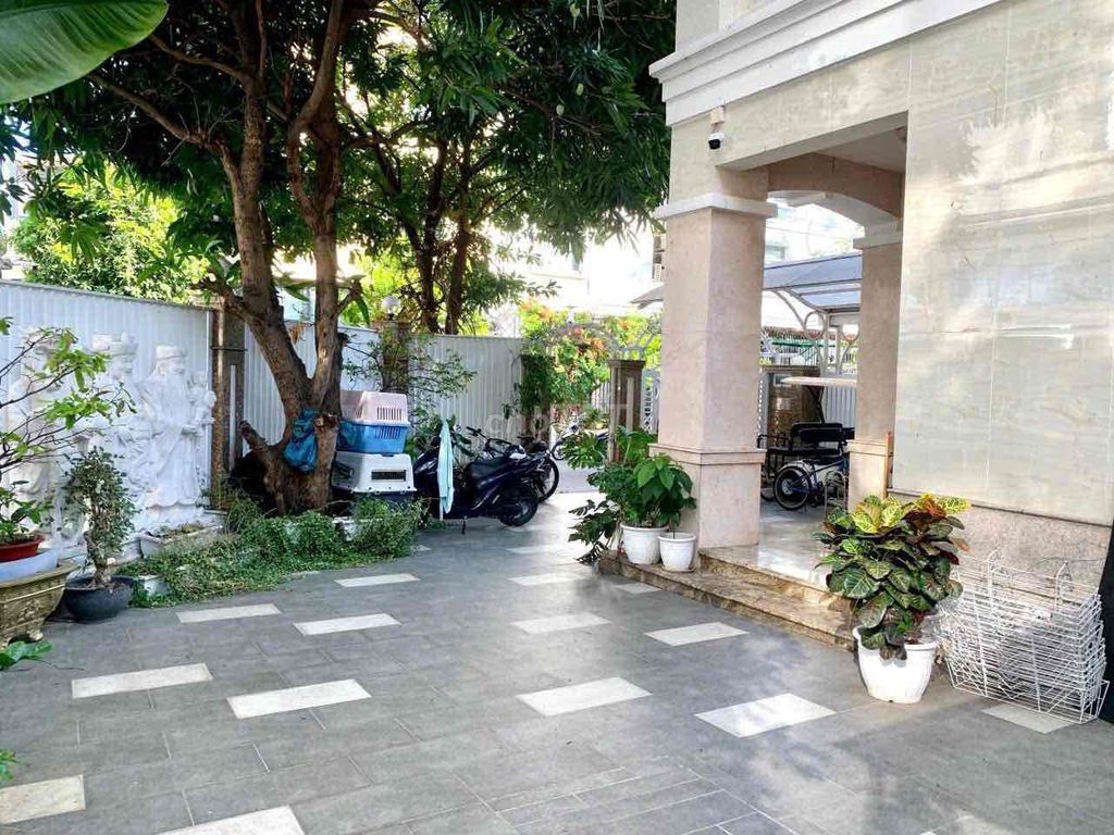 It's a shame to pass. The villa is a rich corner garden! 220 M2! Organisation