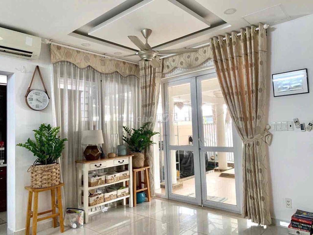 It's a shame to pass. The villa is a rich corner garden! 220 M2! Organisation