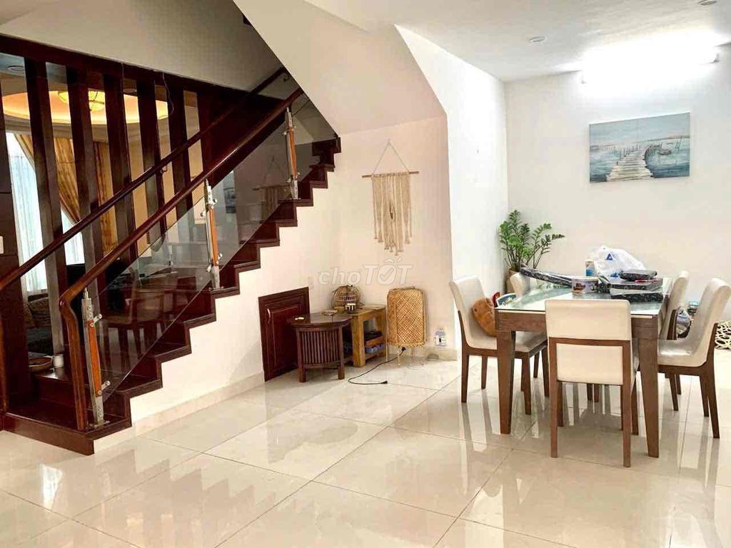 It's a shame to pass. The villa is a rich corner garden! 220 M2! Organisation