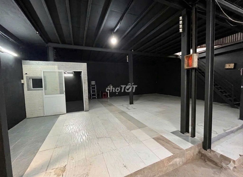The original rented cash house in Kazana, storage, cutting, food and drink.