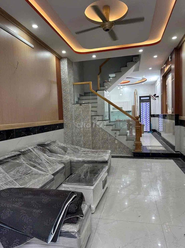 4 x 15 meters 3 floors wide. 4 bedroom 5 toilets, suitable to stay and to make a boom.