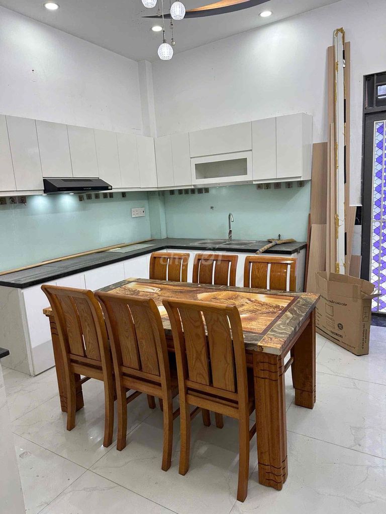 4 x 15 meters 3 floors wide. 4 bedroom 5 toilets, suitable to stay and to make a boom.