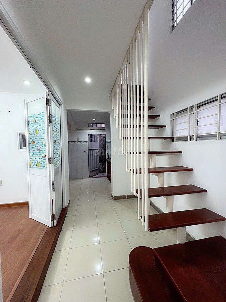 Clean Spanish will be two bedrooms, two, three-and-a-half million-and-a-half-million German-Plainsboves.