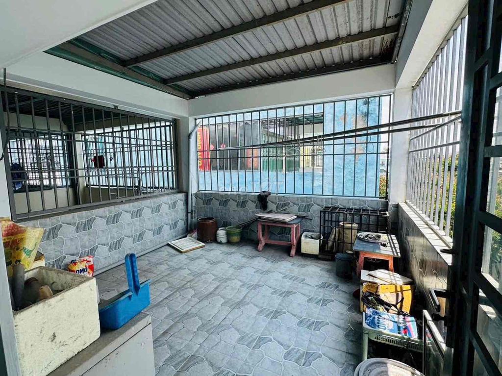The alleyway. Long live. (4 bathrooms)