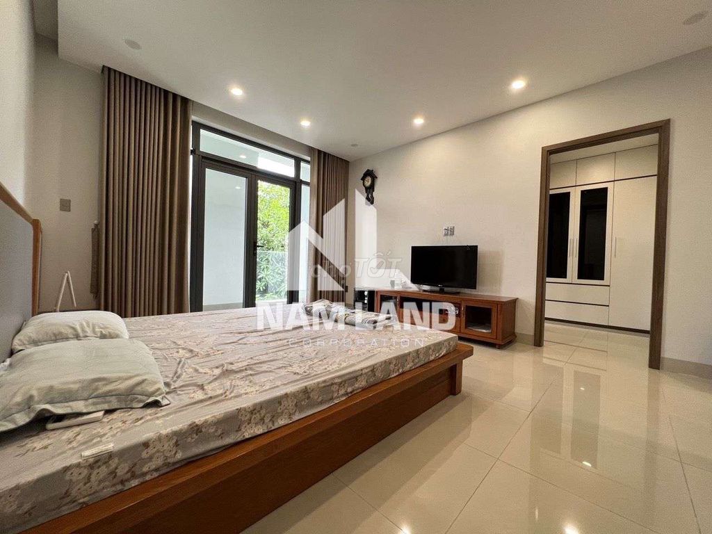 The villa is full of furniture. It's only 43 million.