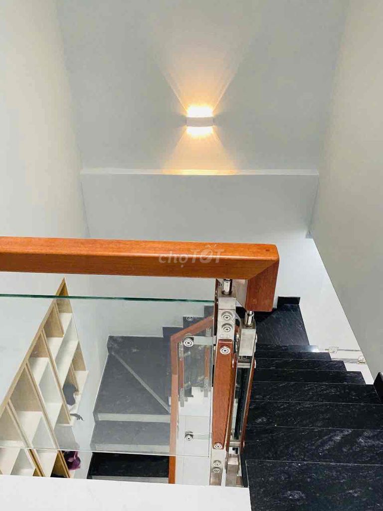 Nice new house (by the copper market), second floor bedroom three toilets. pine line