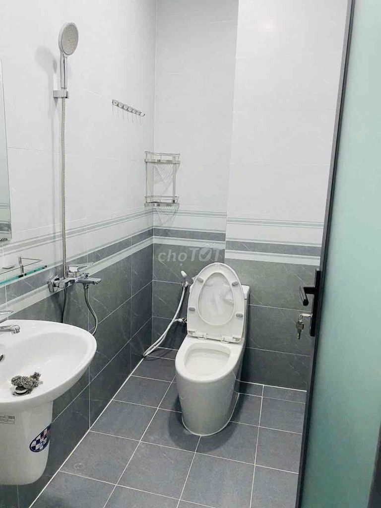 Nice new house (by the copper market), second floor bedroom three toilets. pine line