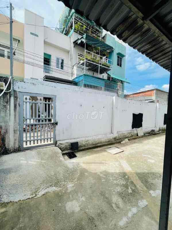 Level 4 area 40 m2 has a wide courtyard at 11th Street near Thủ Đức Market
