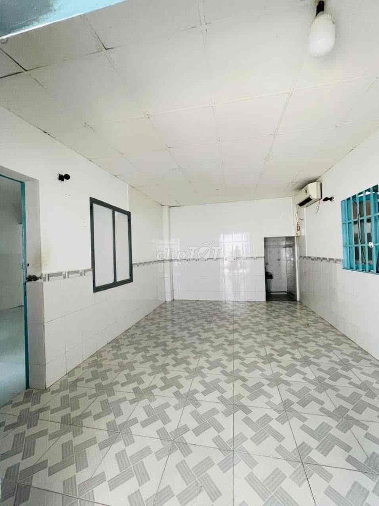 Level 4 area 40 m2 has a wide courtyard at 11th Street near Thủ Đức Market