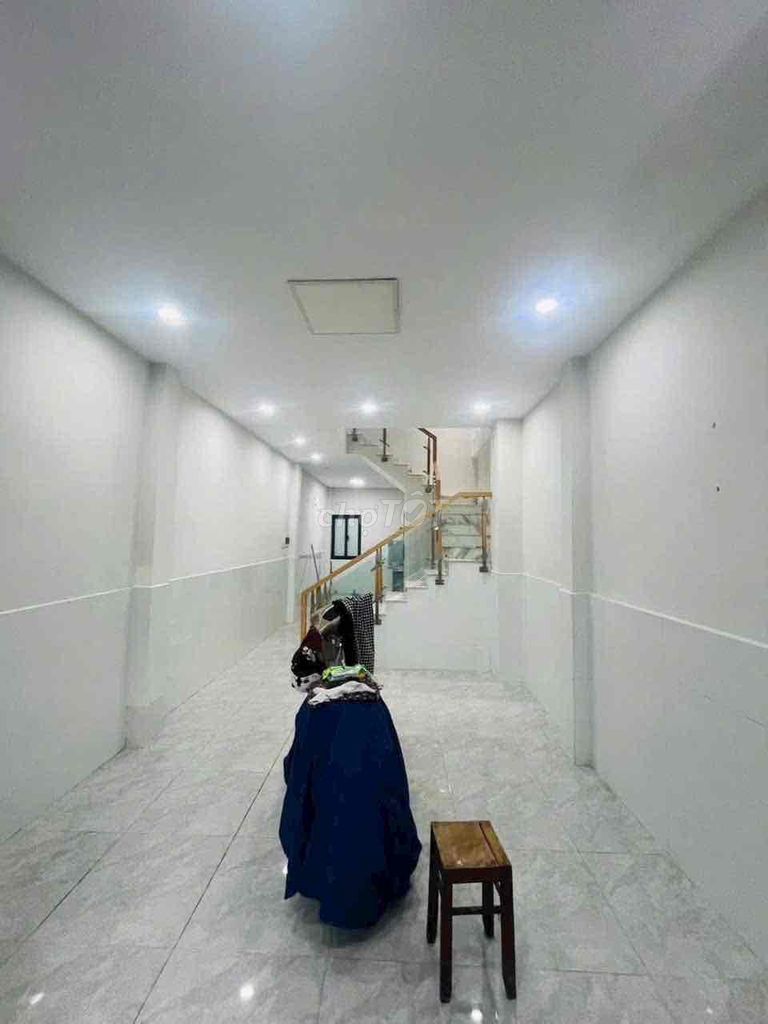 Phan Văn Trị Alley near the front (4 x13 M) - there's a two-room parking lot.