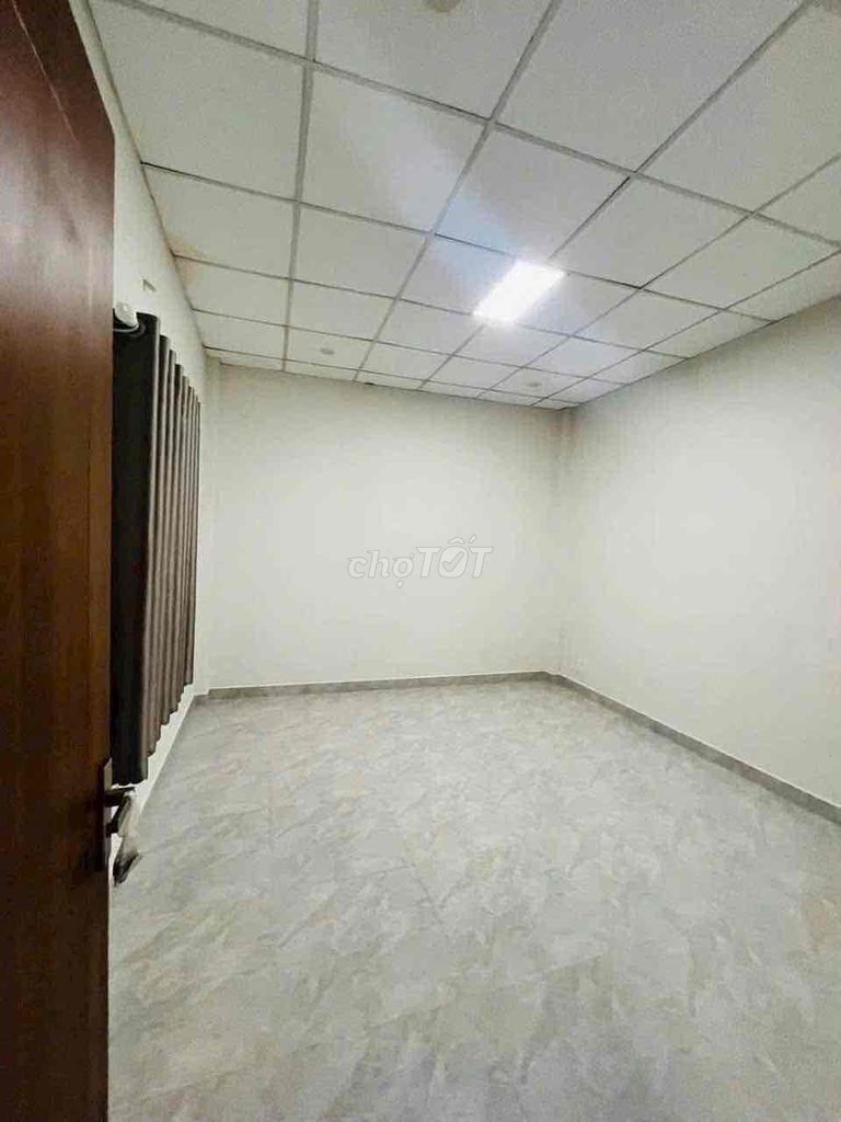Phan Văn Trị Alley near the front (4 x13 M) - there's a two-room parking lot.