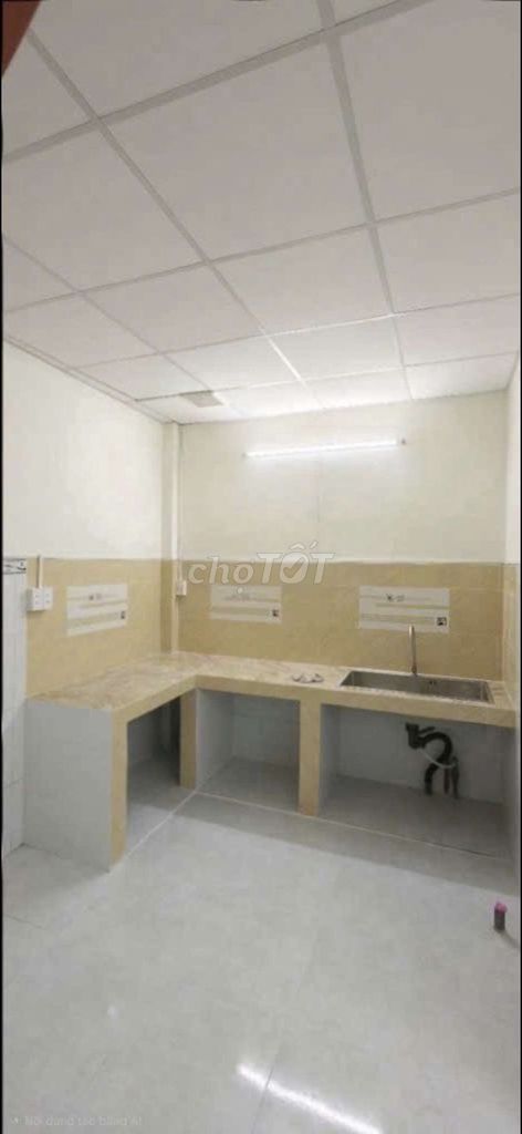 Renting four, two x 15 meters. Two new bathrooms. 100 percent of y car tracks. Lê Trọng Tấn.