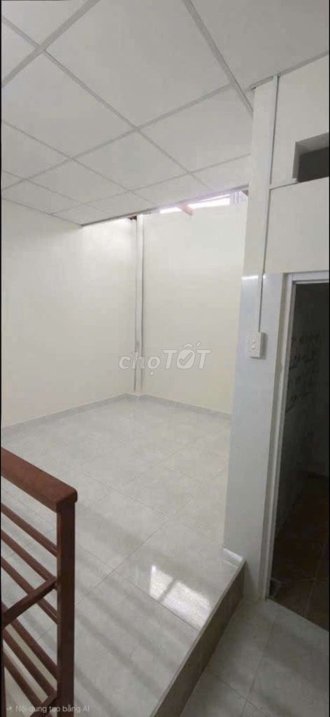 Renting four, two x 15 meters. Two new bathrooms. 100 percent of y car tracks. Lê Trọng Tấn.
