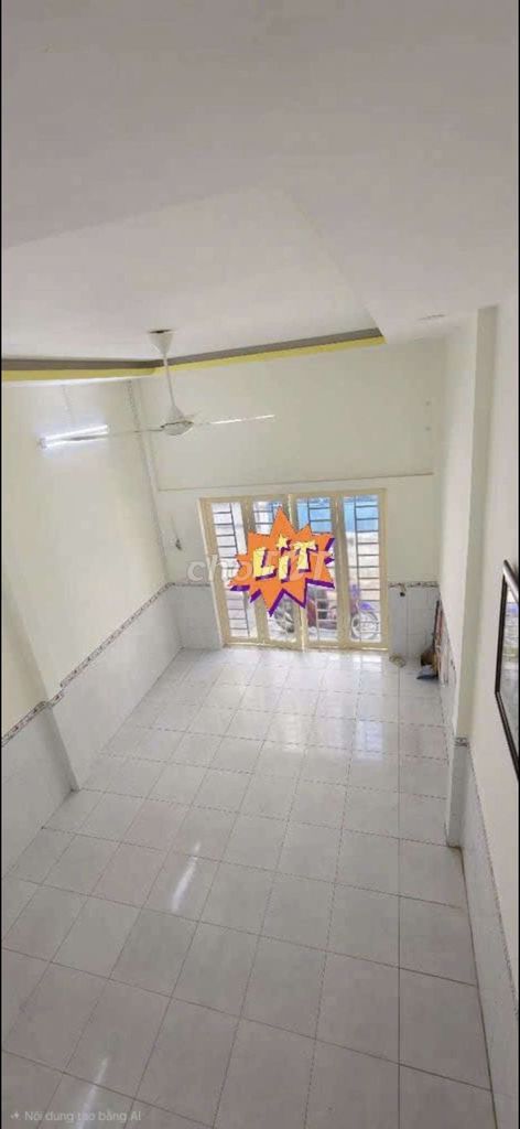 Renting four, two x 15 meters. Two new bathrooms. 100 percent of y car tracks. Lê Trọng Tấn.
