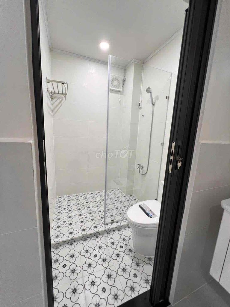 Renting a two-sided corner of an alley car, selling a bedroom.