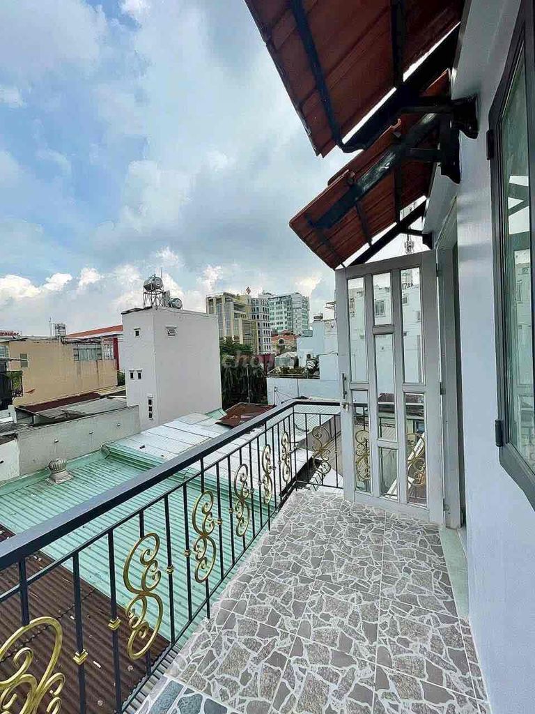 Renting a two-sided corner of an alley car, selling a bedroom.