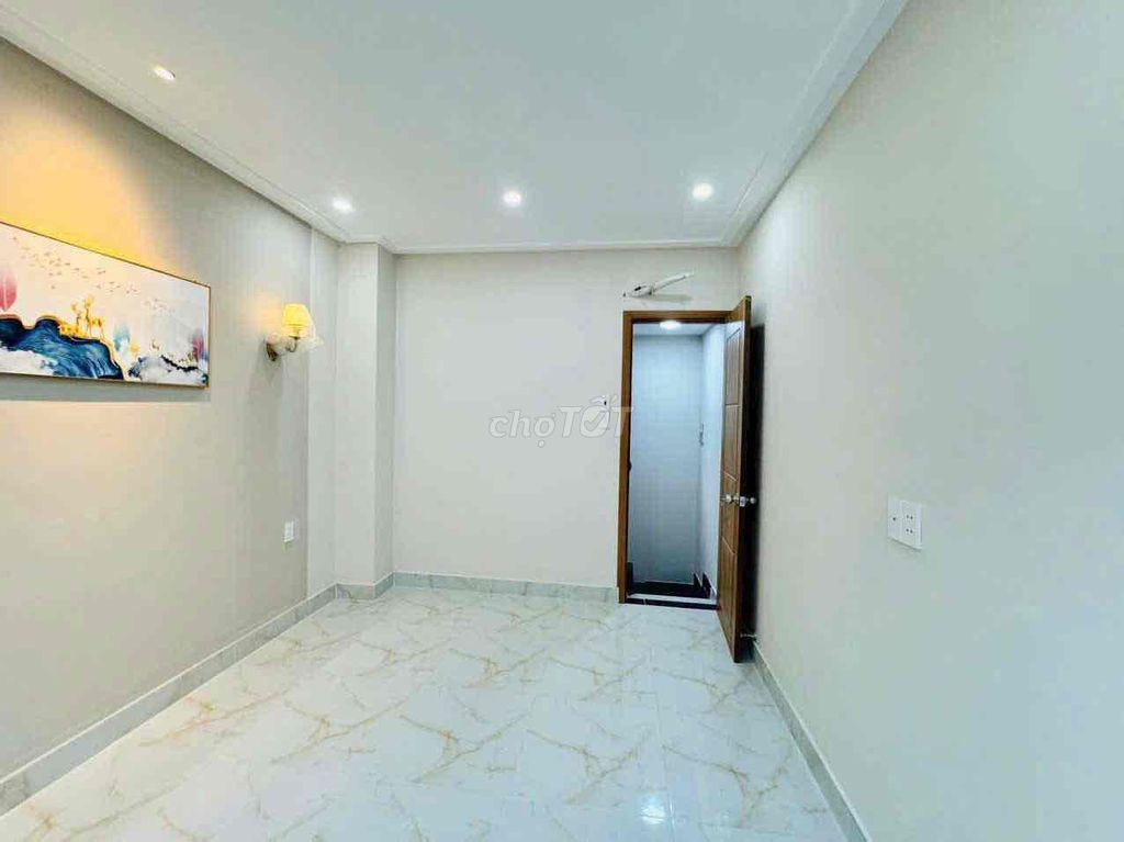 Nice new house. 5x38.5 million bedrooms 4 meters.