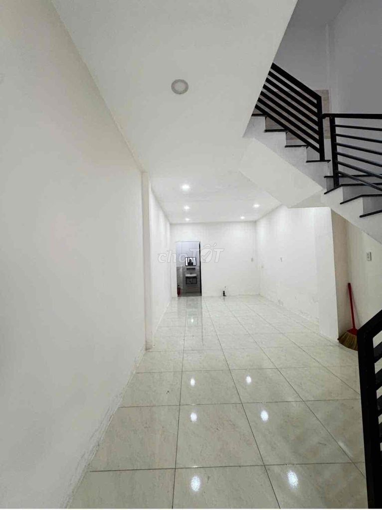 The entire Nguyễn Đức Thuận house (3.8 x 20 m) 4th floor bedroom.