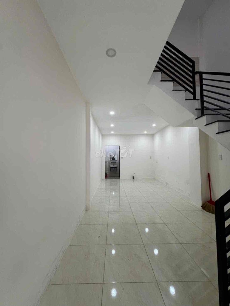 The entire Nguyễn Đức Thuận house (3.8 x 20 m) 4th floor bedroom.