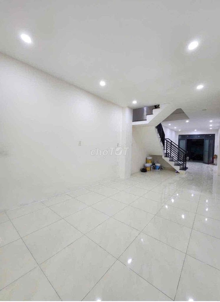 The entire Nguyễn Đức Thuận house (3.8 x 20 m) 4th floor bedroom.