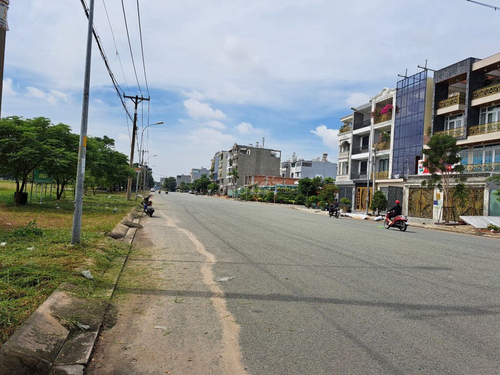 4th floor 4x20 m KDC An Sương right in park costs 18 million a month.