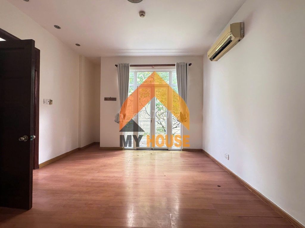 Villa Qq1400 m.2 garden pool, $3,500.