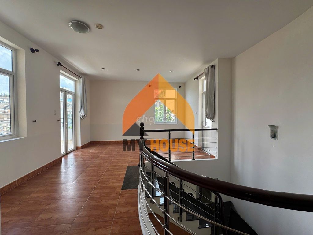 Villa Qq1400 m.2 garden pool, $3,500.