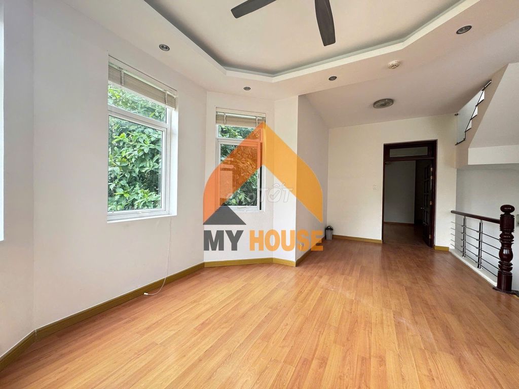 Villa Qq1400 m.2 garden pool, $3,500.