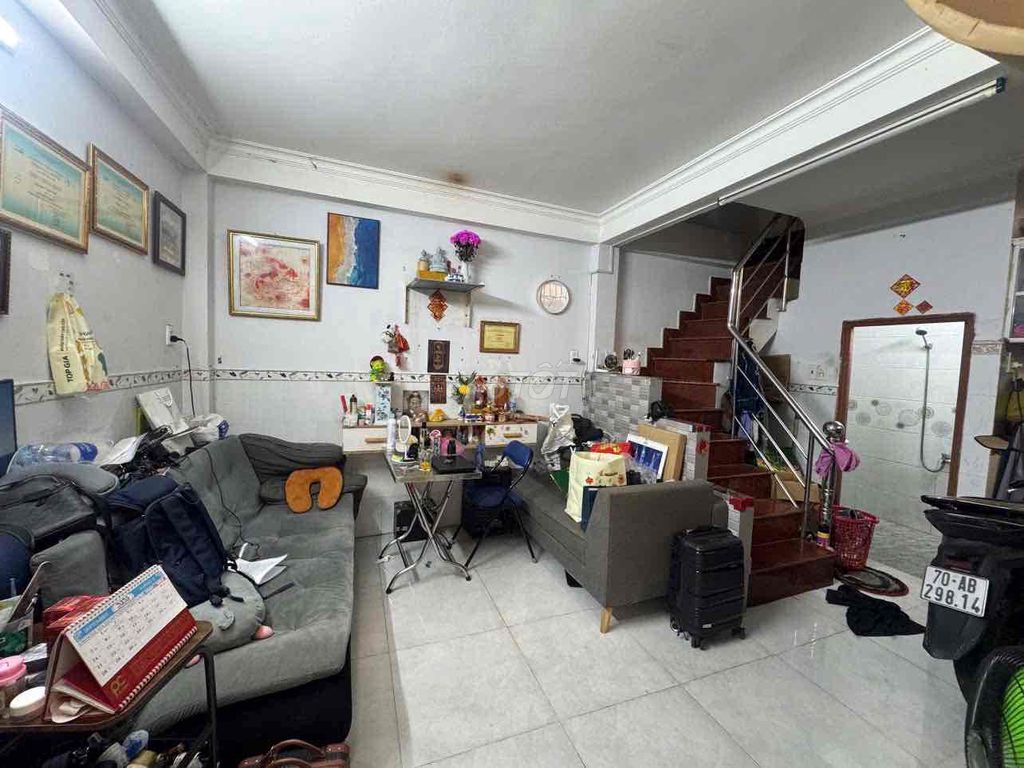 The whole building is 1 st. 2 floors down Nguyễn Văn Đậu. 2 bedrooms.