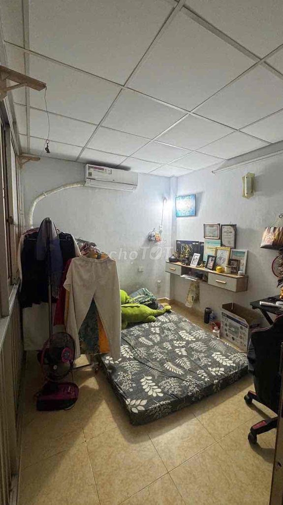 The whole building is 1 st. 2 floors down Nguyễn Văn Đậu. 2 bedrooms.