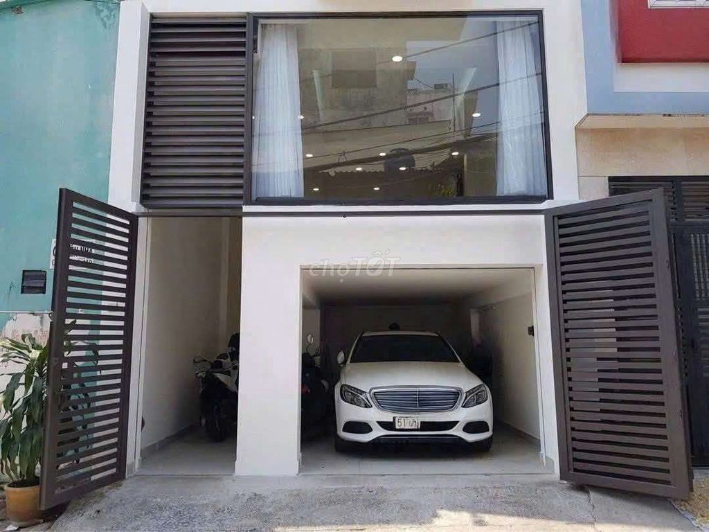 The drugs house-- 4 bedrooms, 4 toilets-- Car alley-- 25 million a month!