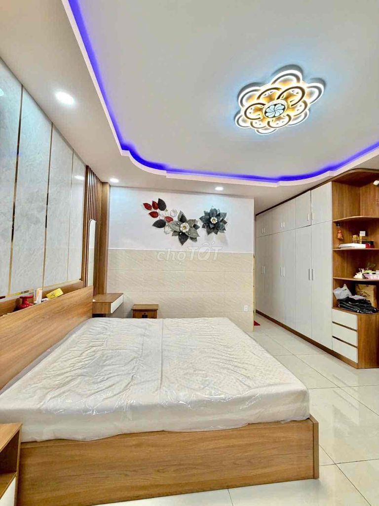 There's a crowded market, Mrs. hom full of furniture 35 million refrigerators.