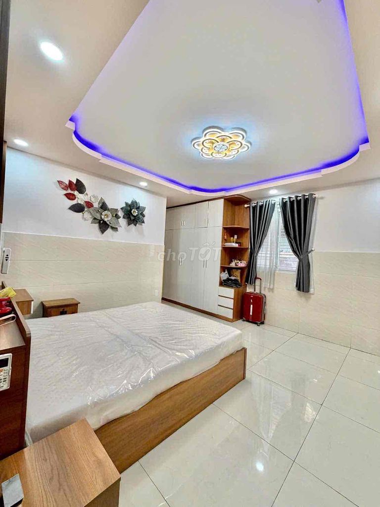 There's a crowded market, Mrs. hom full of furniture 35 million refrigerators.