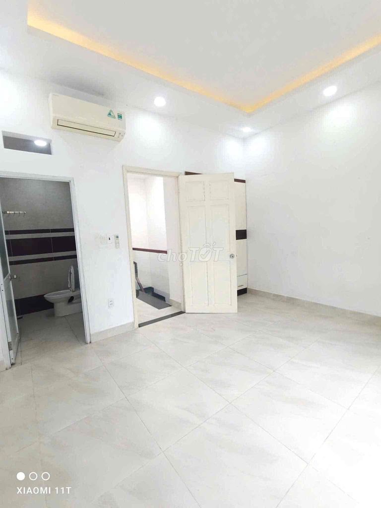 Rent a three-story four-way bedroom of the Rose-Scars-Roll near the Great City.